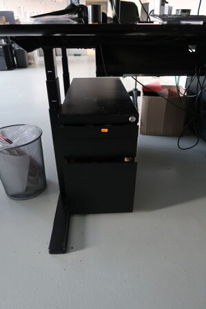 El. hæve/sænke skrivebord uden indhold samt skuffemodul