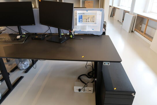 El. hæve/sænke skrivebord uden indhold med afskærmning samt skuffemodul