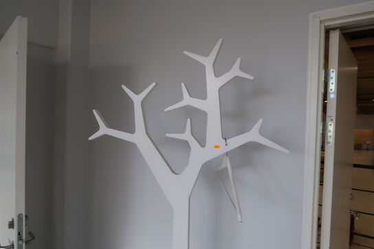 Stumtjener SWEDESE TREE af Michael Young/Katrin Olina samt whiteboard