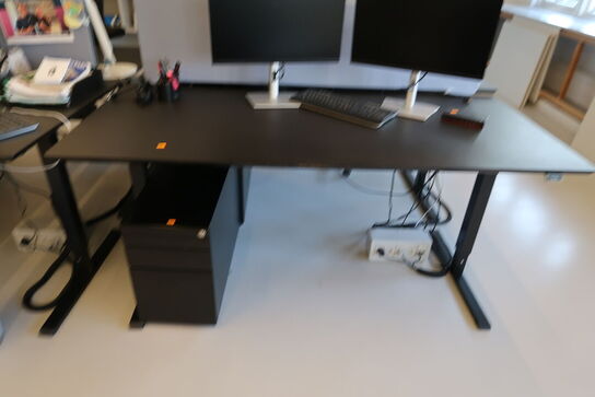 El. hæve/sænke skrivebord uden indhold med afskærmning samt skuffemodul