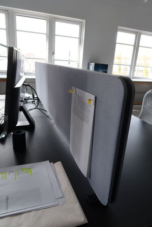 El. hæve/sænke skrivebord uden indhold med afskærmning samt skuffemodul