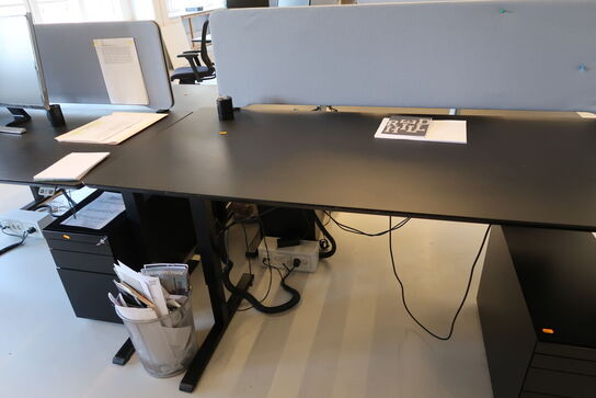 El. hæve/sænke skrivebord uden indhold med afskærmning samt skuffemodul