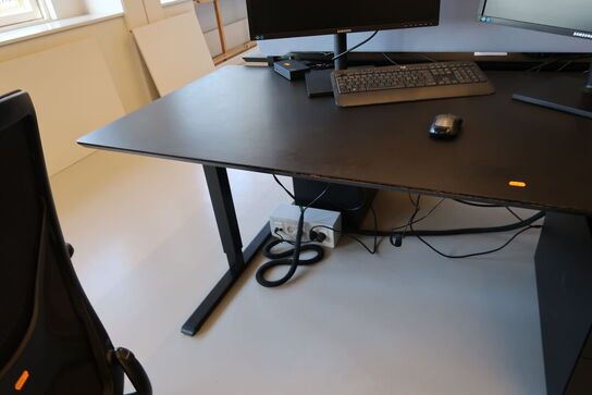 El. hæve/sænke skrivebord uden indhold med afskærmning samt skuffemodul