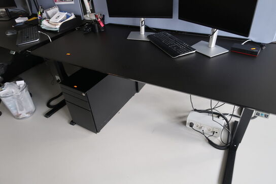 El. hæve/sænke skrivebord uden indhold med afskærmning samt skuffemodul