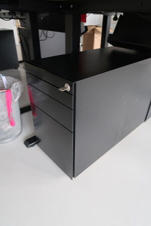 El. hæve/sænke skrivebord uden indhold med afskærmning samt skuffemodul