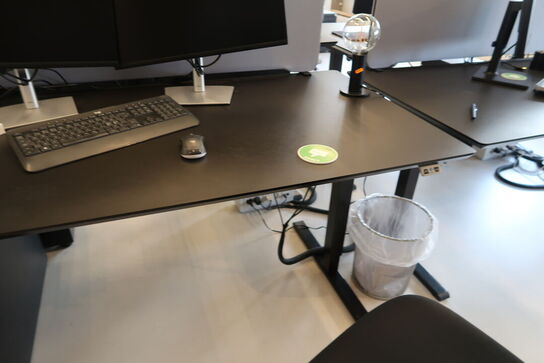 El. hæve/sænke skrivebord uden indhold med afskærmning samt skuffemodul