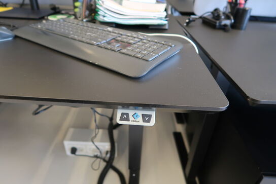 El. hæve/sænke skrivebord uden indhold med afskærmning samt skuffemodul