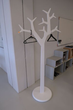 Stumtjener SWEDESE TREE af Michael Young/Katrin Olina