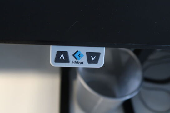 El. hæve/sænke skrivebord uden indhold med afskærmning samt skuffemodul