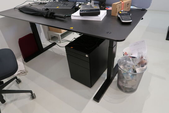 El. hæve/sænke skrivebord PAUSTIAN uden indhold med afskærmning samt skuffemodul