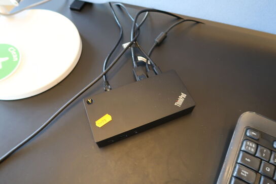 Computerskærm SAMSUNG U28E590D, dockingstation LENOVO Thinkpad, tastatur, mus