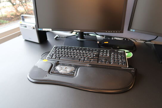 2 stk. computerskærme SAMSUNG S24E450, dockingstation DELL, tastatur, rollermouse