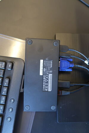 2 stk. computerskærme SAMSUNG S24E450, dockingstation LENOVO Thinkpad, tastatur