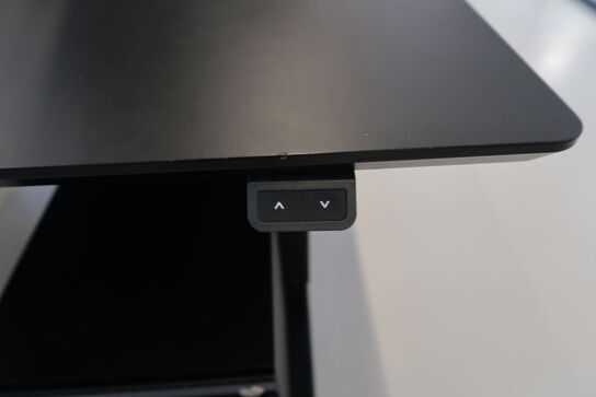 El. hæve/sænke skrivebord uden indhold med afskærmning samt skuffemodul