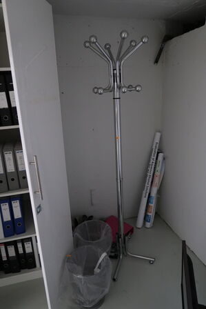 Stumtjener samt 2 stk. papirkurve