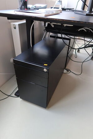 El. hæve/sænke skrivebord uden indhold samt skuffemodul