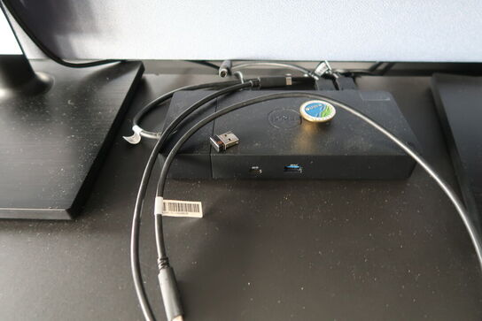 2 stk. computerskærme SAMSUNG F24T452FQR, dockingstation DELL