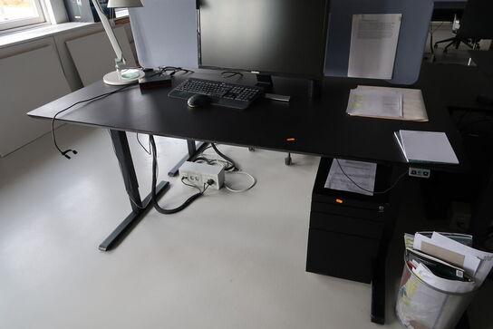 El. hæve/sænke skrivebord uden indhold med afskærmning samt skuffemodul