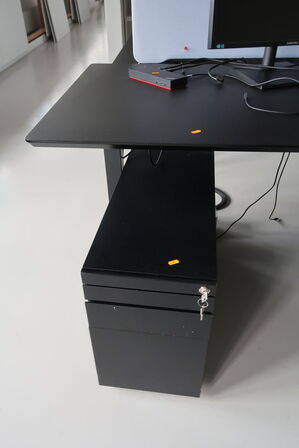 El. hæve/sænke skrivebord uden indhold med skuffemodul