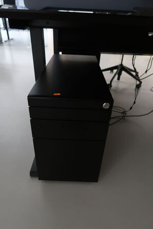 El. hæve/sænke skrivebord uden indhold med afskærmning samt skuffemodul