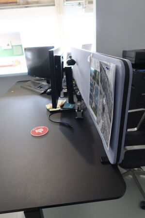 El. hæve/sænke skrivebord uden indhold med afskærmning samt skuffemodul