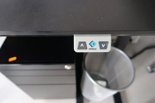 El. hæve/sænke skrivebord uden indhold med afskærmning samt skuffemodul