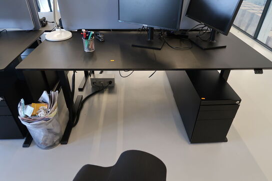 El. hæve/sænke skrivebord uden indhold med afskærmning samt skuffemodul