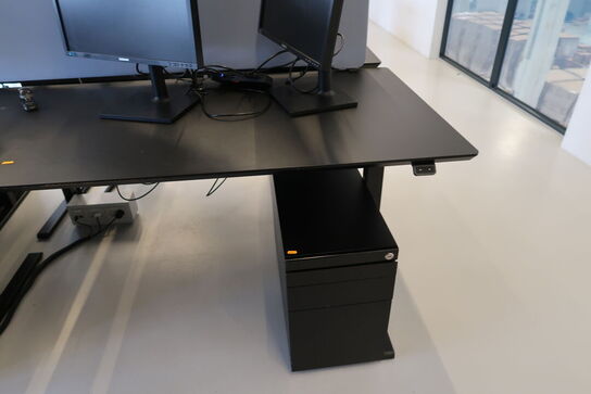 El. hæve/sænke skrivebord uden indhold med afskærmning samt skuffemodul