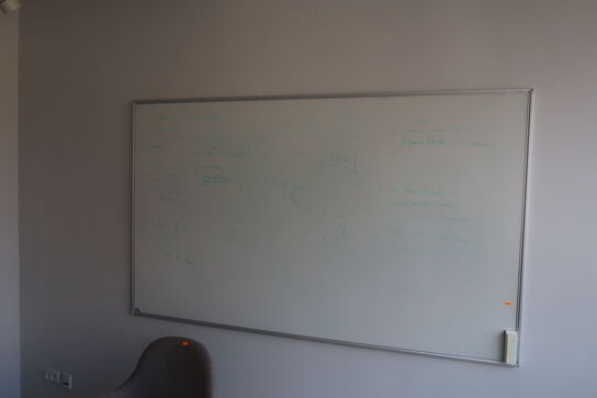 Whiteboard samt 2 stk. papirkurve
