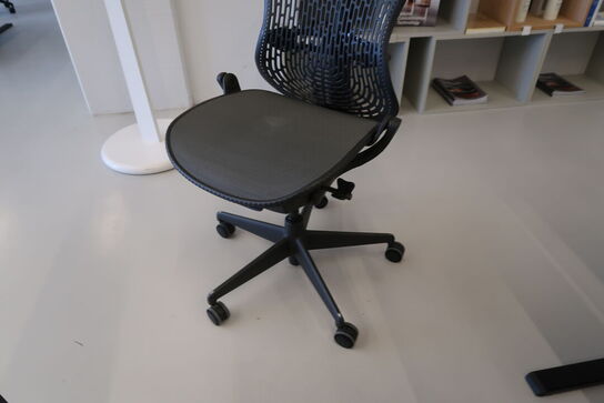 Kontorstol HERMAN MILLER Mirra 2