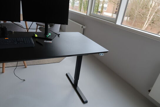 El. hæve/sænke skrivebord uden indhold samt skuffemodul