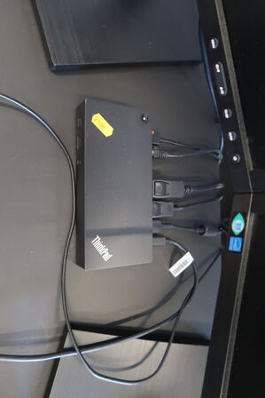 2 stk. computerskærme SAMSUNG S24E450, dockingstation LENOVO ThinkPad, tastatur, mus