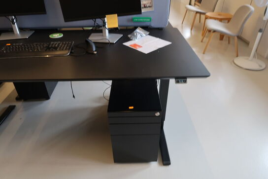 El. hæve/sænke skrivebord uden indhold med afskærmning samt skuffemodul