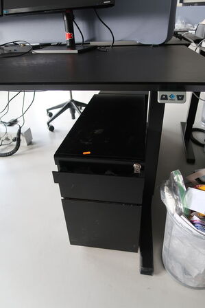 El. hæve/sænke skrivebord uden indhold med afskærmning samt skuffemodul