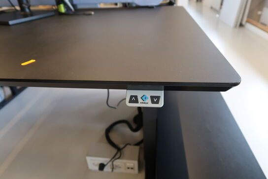 El. hæve/sænke skrivebord uden indhold med afskærmning samt skuffemodul