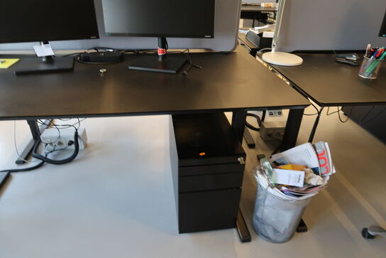 El. hæve/sænke skrivebord uden indhold med afskærmning samt skuffemodul