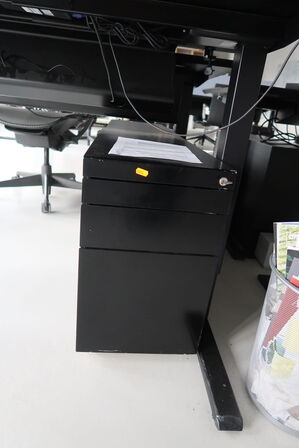 El. hæve/sænke skrivebord uden indhold med afskærmning samt skuffemodul