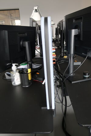 El. hæve/sænke skrivebord uden indhold med afskærmning samt skuffemodul