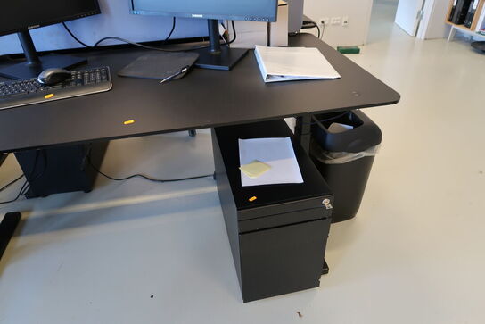 El. hæve/sænke skrivebord PAUSTIAN med afskærmning uden indhold samt skuffemodul