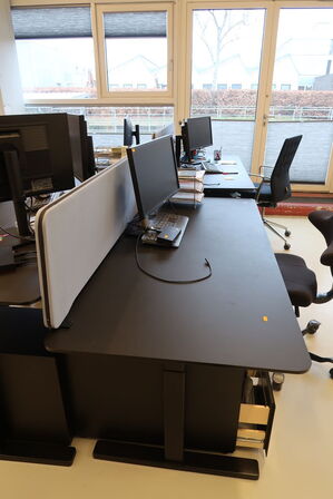 El. hæve/sænke skrivebord med afskærmning uden indhold samt skuffemodul