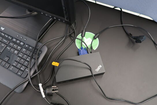 Computerskærm SAMSUNG, dockingstation LENOVO ThinkPad, tastatur, mus