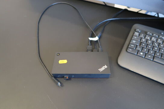 Computerskærm SAMSUNG S24E450, dockingstation LENOVO Thinkpad, tastatur