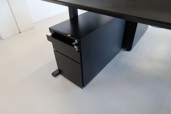 El. hæve/sænke skrivebord uden indhold med afskærmning samt skuffemodul