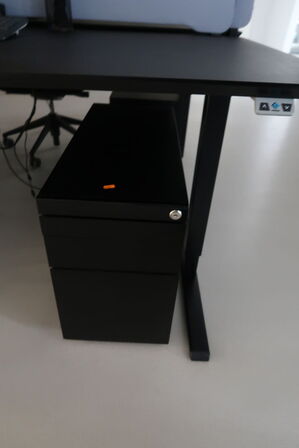 El. hæve/sænke skrivebord uden indhold med afskærmning samt skuffemodul