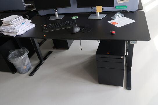 El. hæve/sænke skrivebord uden indhold med afskærmning samt skuffemodul