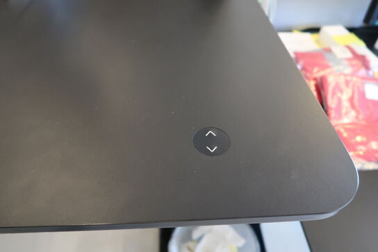 El. hæve/sænke skrivebord uden indhold med afskærmning samt skuffemodul