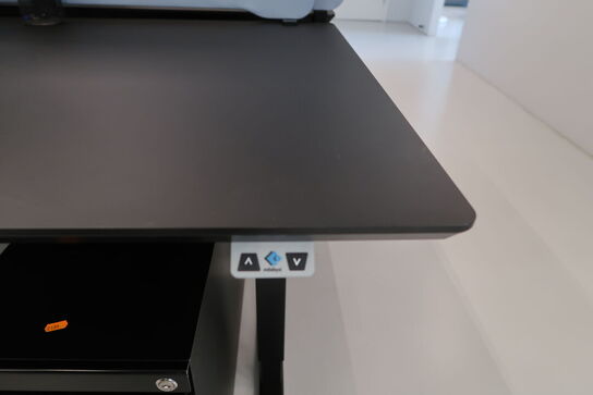 El. hæve/sænke skrivebord uden indhold med afskærmning samt skuffemodul