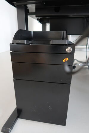 El. hæve/sænke skrivebord uden indhold med afskærmning samt skuffemodul