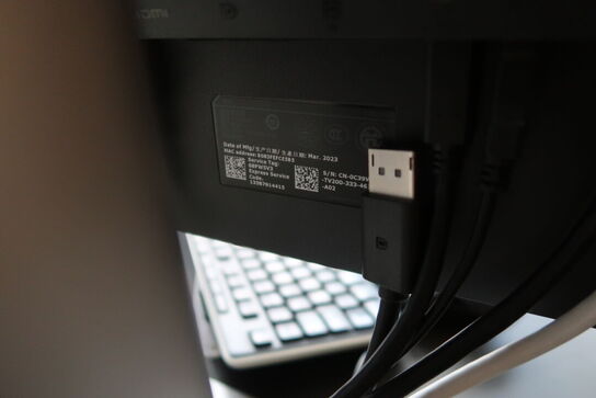 2 stk. computerskærme DELL P2422HE, tastatur, mus, rollermouse