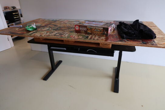 El. hæve/sænke skrivebord samt spånplade